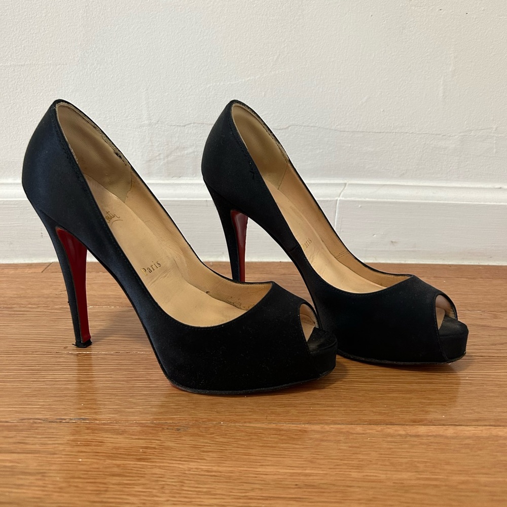 Christian Louboutin Very Privé 120 Satin Peep-Toe Pumps